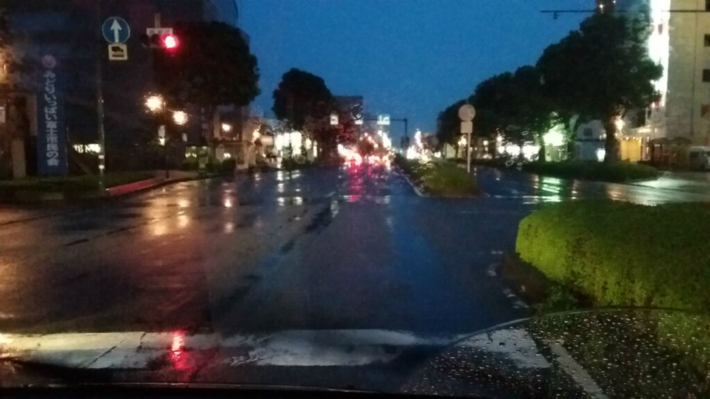 雨天時の視界を妨げる 油膜 は早めの除去がオススメです 井出信石油株式会社 富士市の洗車とカーコーティングが自慢のガソリンスタンド